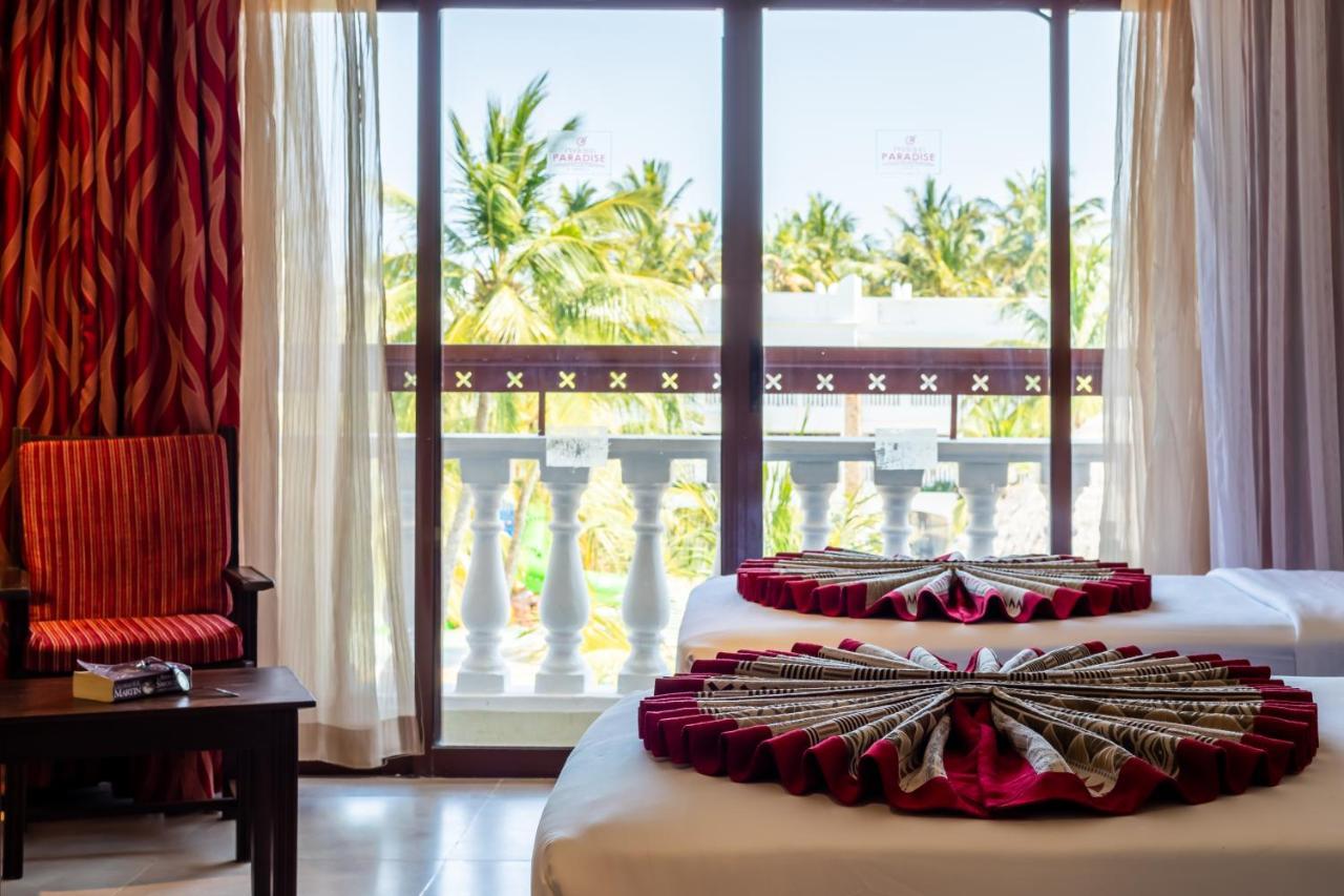Prideinn Paradise Beach Resort & Spa Mombasa Exterior foto A room at the hotel