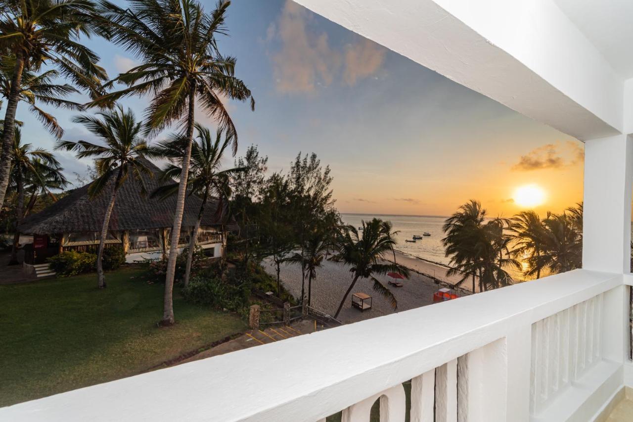 Prideinn Paradise Beach Resort & Spa Mombasa Exterior foto Sunset at the hotel