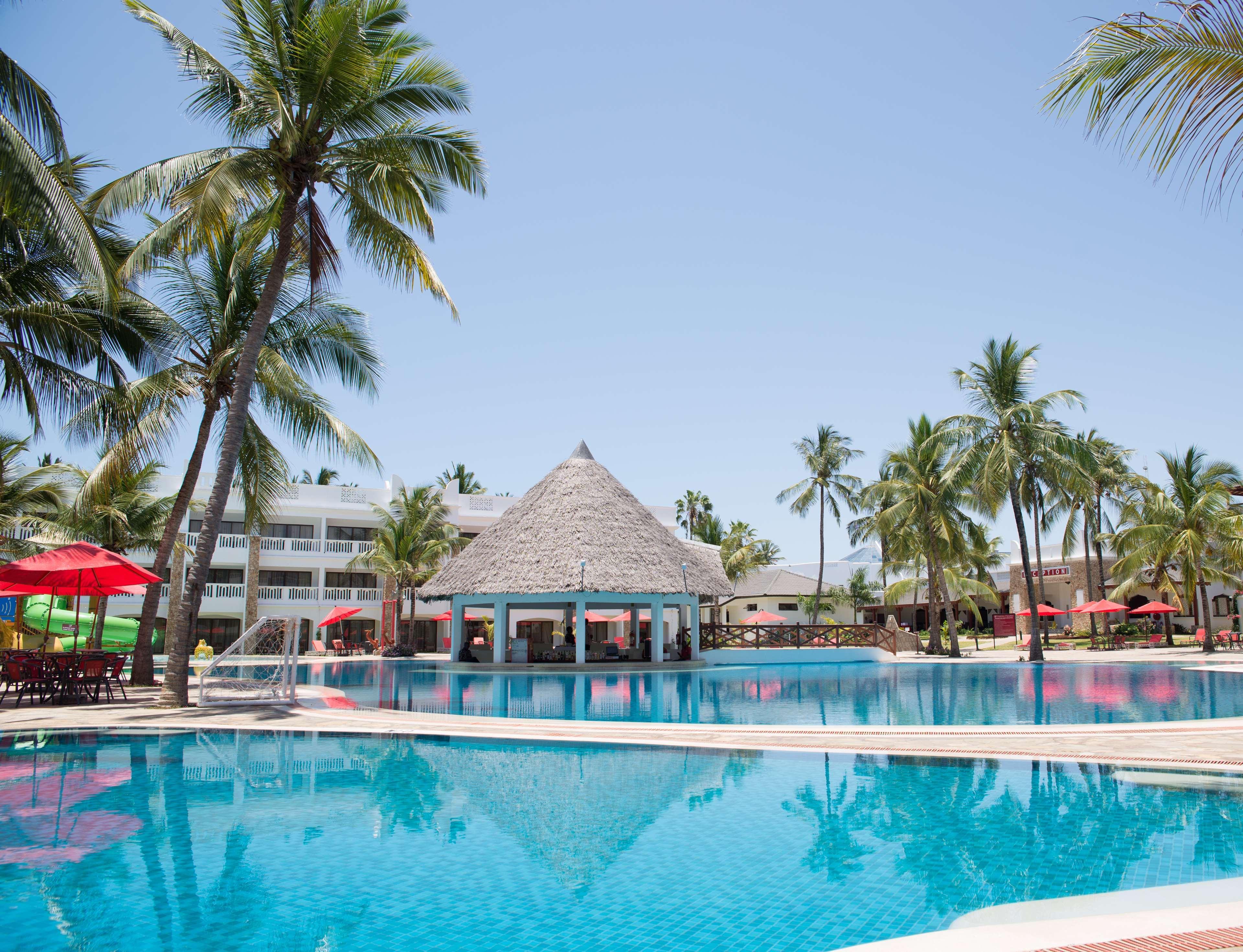 Prideinn Paradise Beach Resort & Spa Mombasa Exterior foto The pool at the Southern Sun Beach Island Hotel