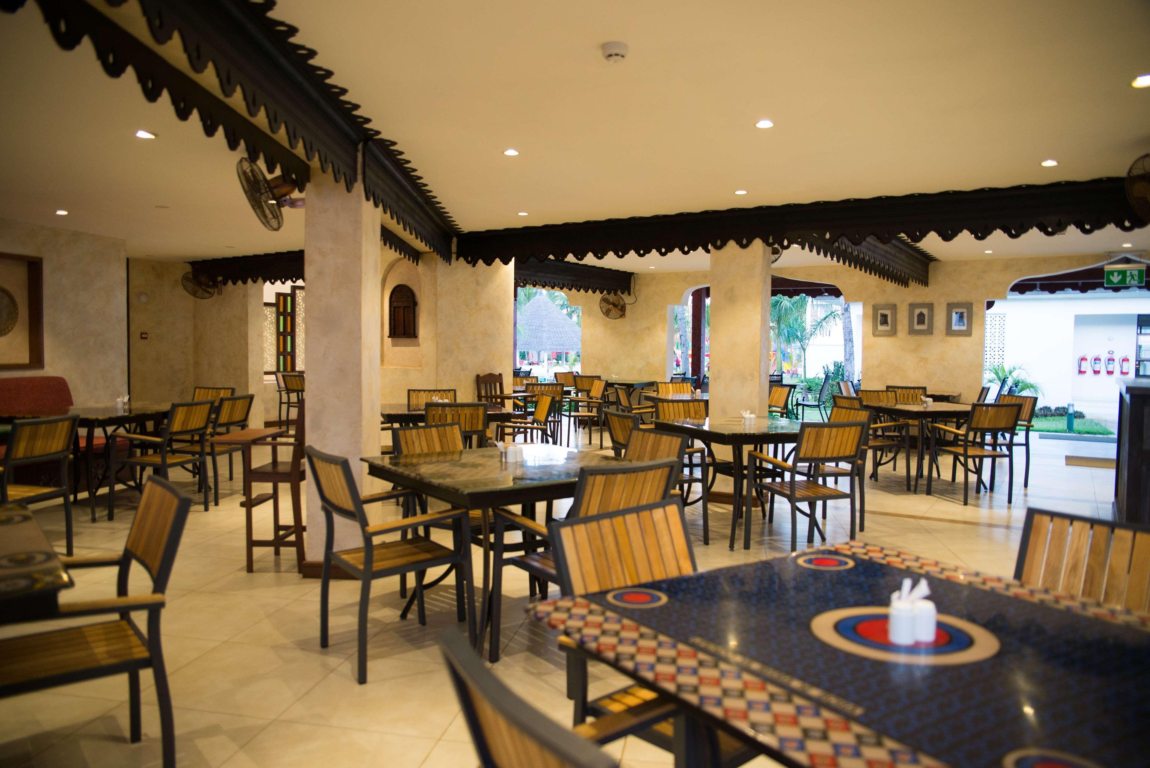 Prideinn Paradise Beach Resort & Spa Mombasa Exterior foto A restaurant in the resort