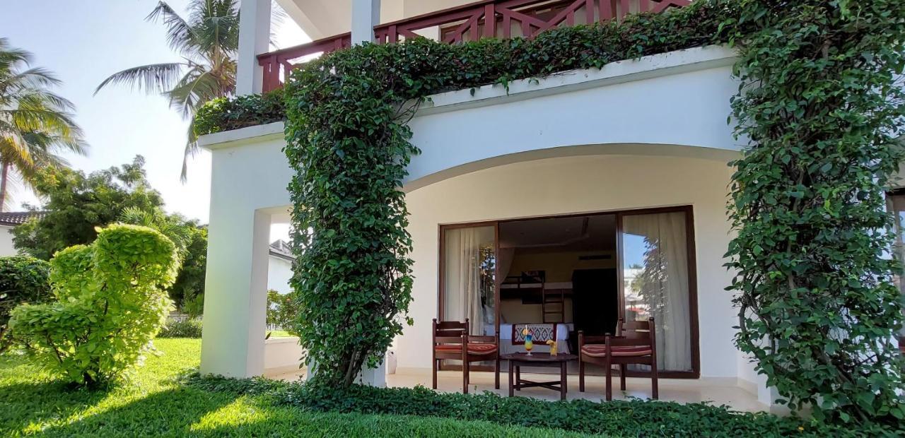Prideinn Paradise Beach Resort & Spa Mombasa Exterior foto A villa at the resort