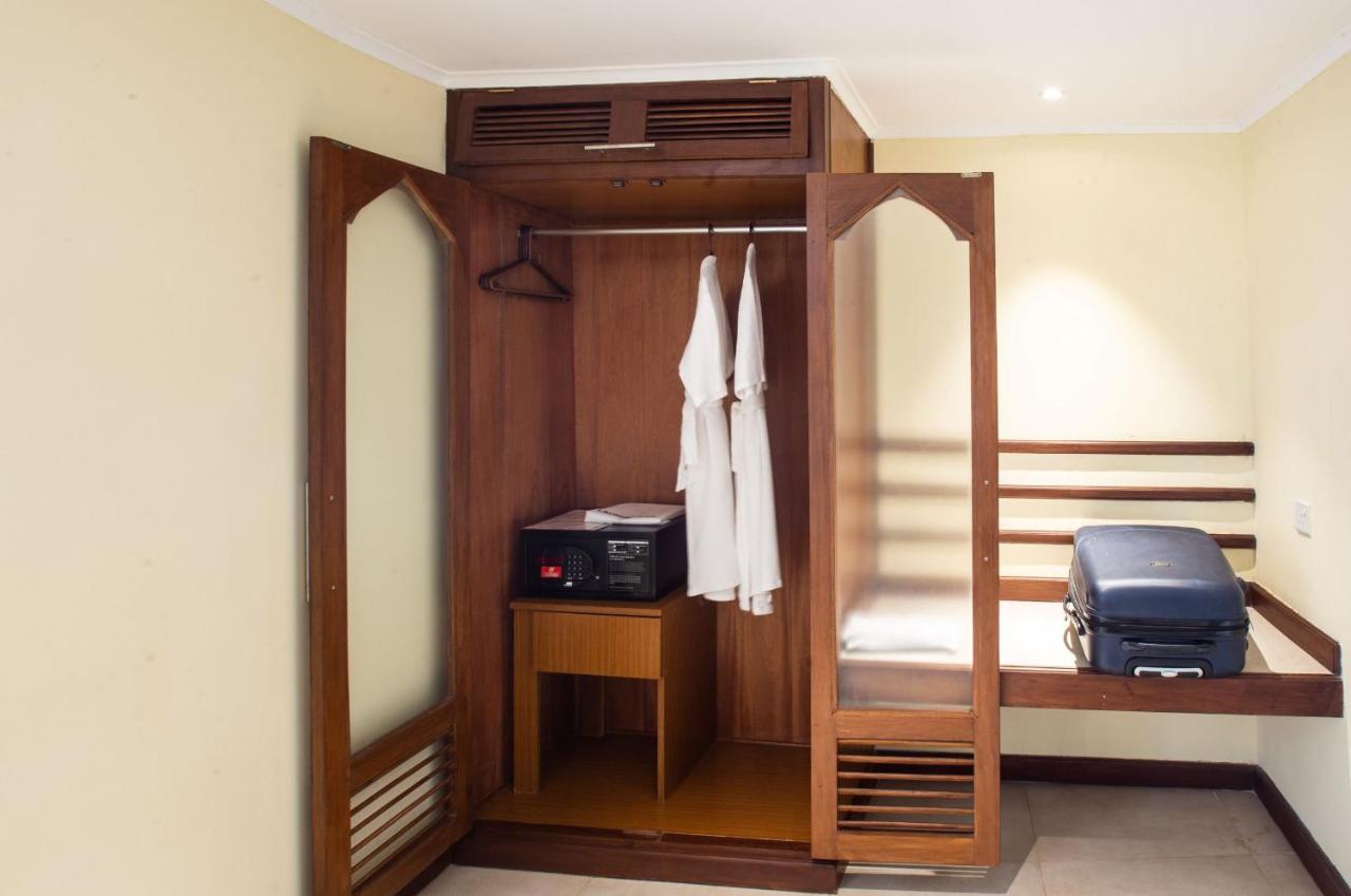 Prideinn Paradise Beach Resort & Spa Mombasa Exterior foto A wardrobe