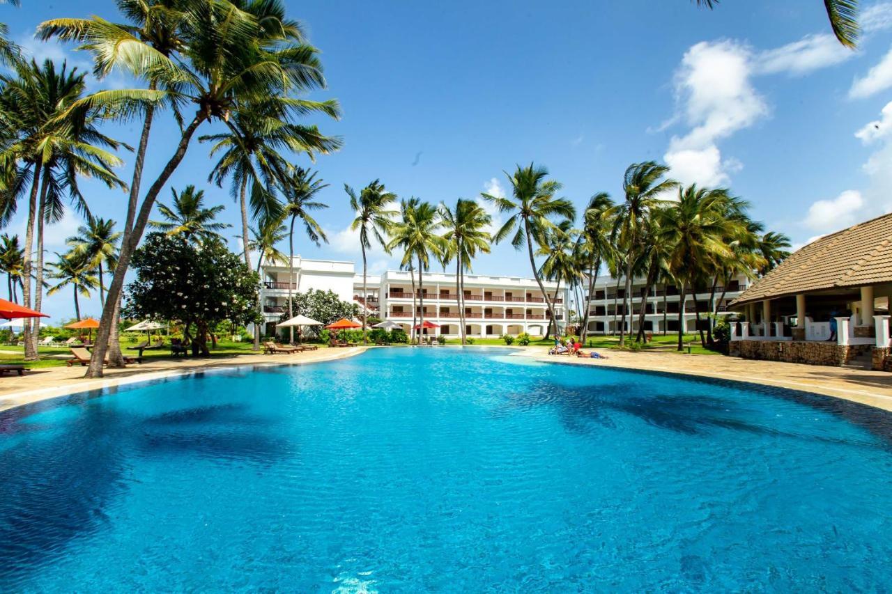 Prideinn Paradise Beach Resort & Spa Mombasa Exterior foto The pool at the Southern Sun Beach Island Hotel