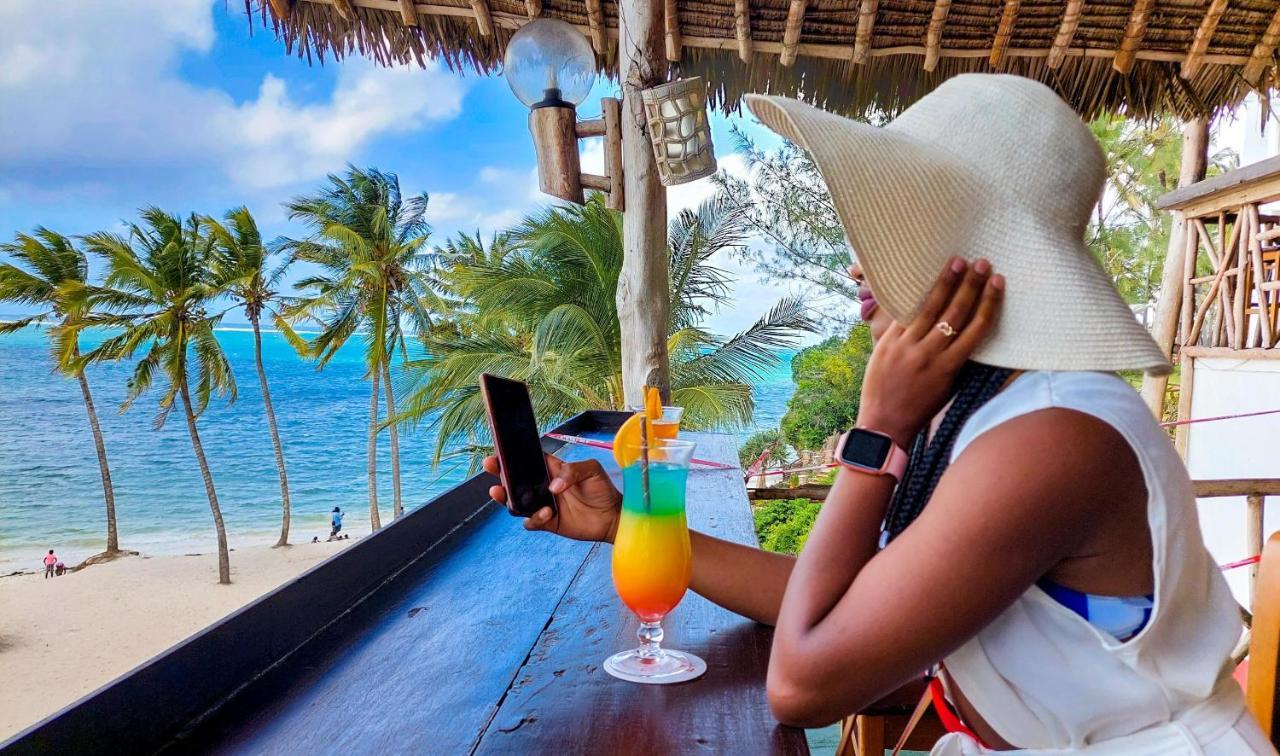 Prideinn Paradise Beach Resort & Spa Mombasa Exterior foto A woman on vacation in Zanzibar