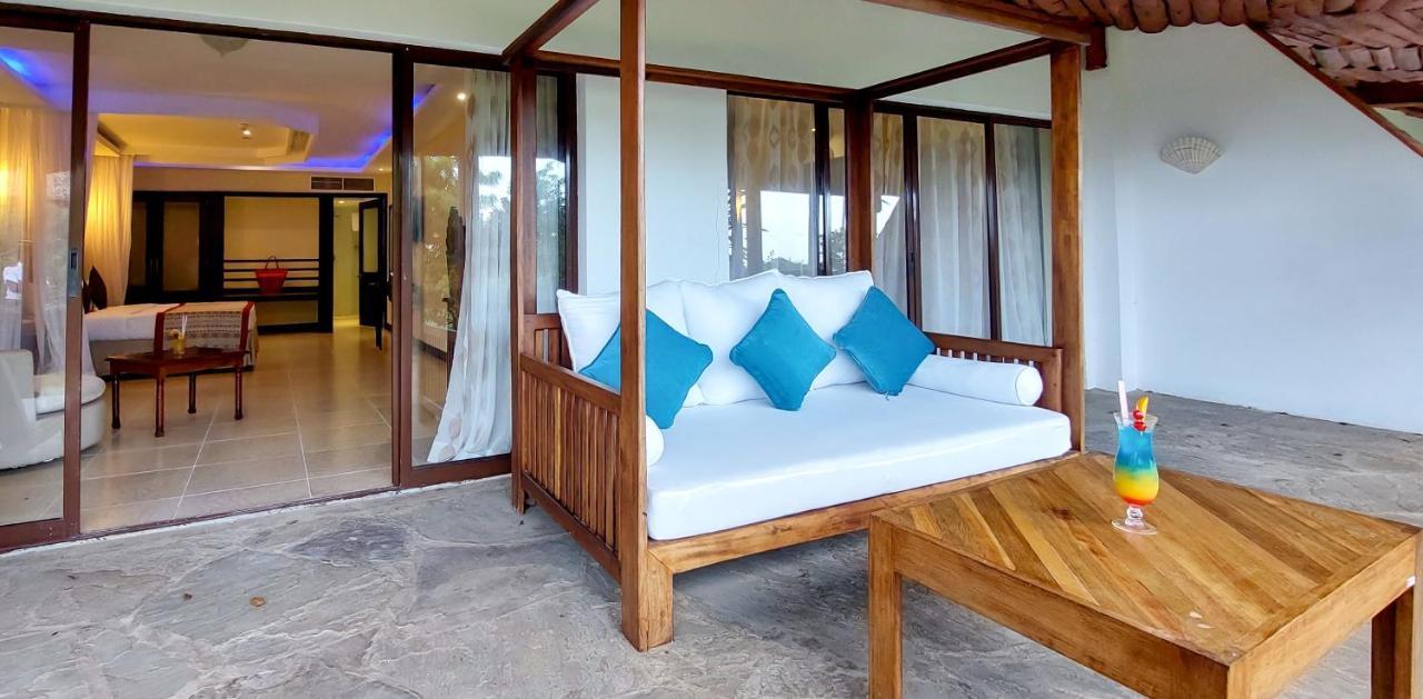 Prideinn Paradise Beach Resort & Spa Mombasa Exterior foto A room at the hotel
